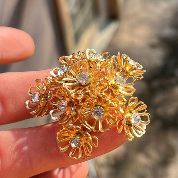 Vintage Coro Gold Color Floral brooch/pin. Cluster of Flowers. - Picture 3 of 6